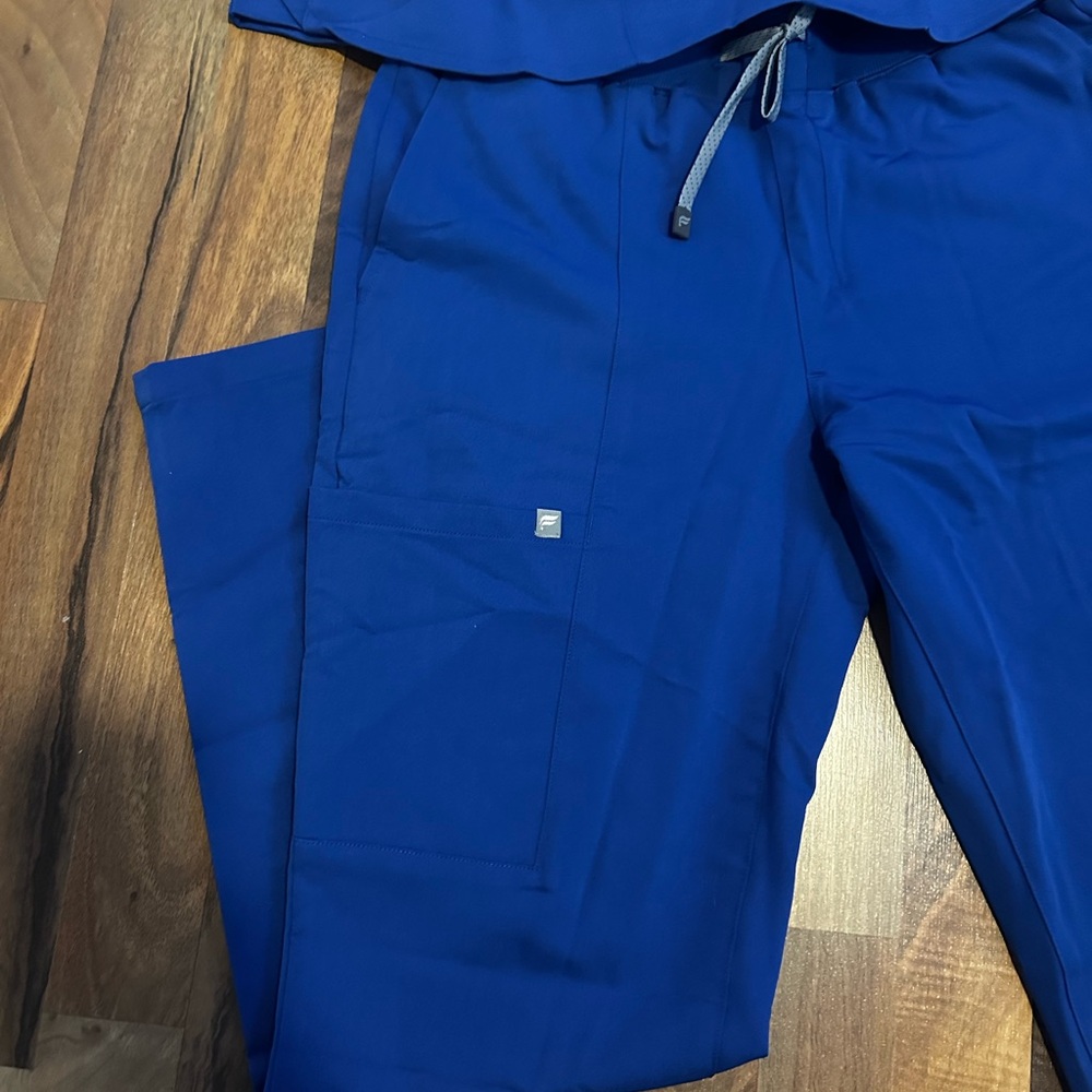 Fabletics scrubs - Picture 2 of 3